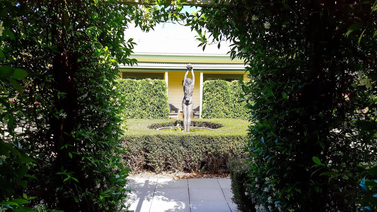 Clive Cottage | Clive Colonial Cottages - 300m from Bike trails