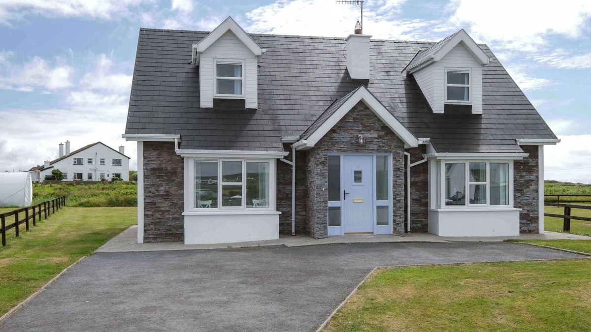 Liscannor House | Clochan Na Mara 15 (In Liscannor Village)