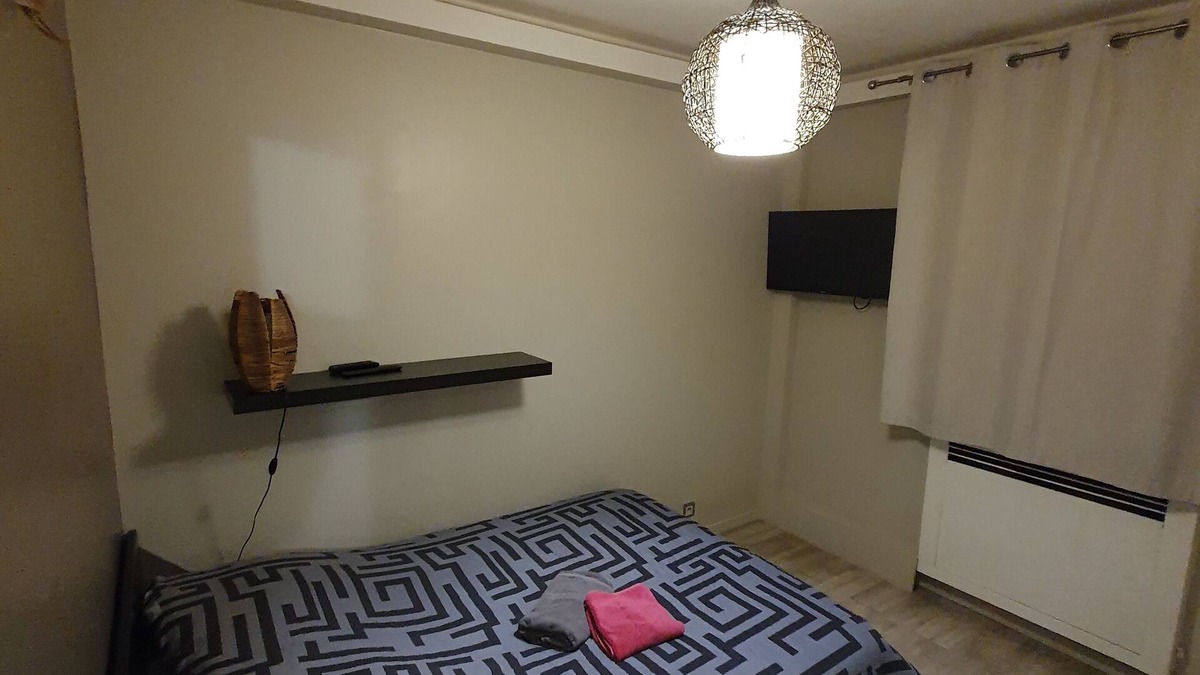 Coteaux Ouest Apartment | Clock apartment near quai de Seine and di center