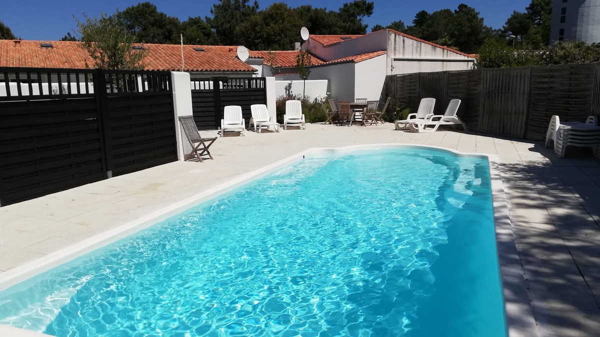 Rivedoux-Plage Cottage | CLOS DES PINS *, cottage for 4 PEOPLE, 2 BEDROOMS, PRIVATE PATIO, SWIMMING POOL