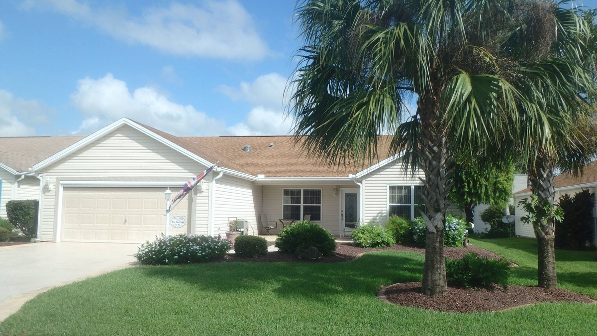 Glenbrook Villa | Close to 2 squares and Glenview Country Club