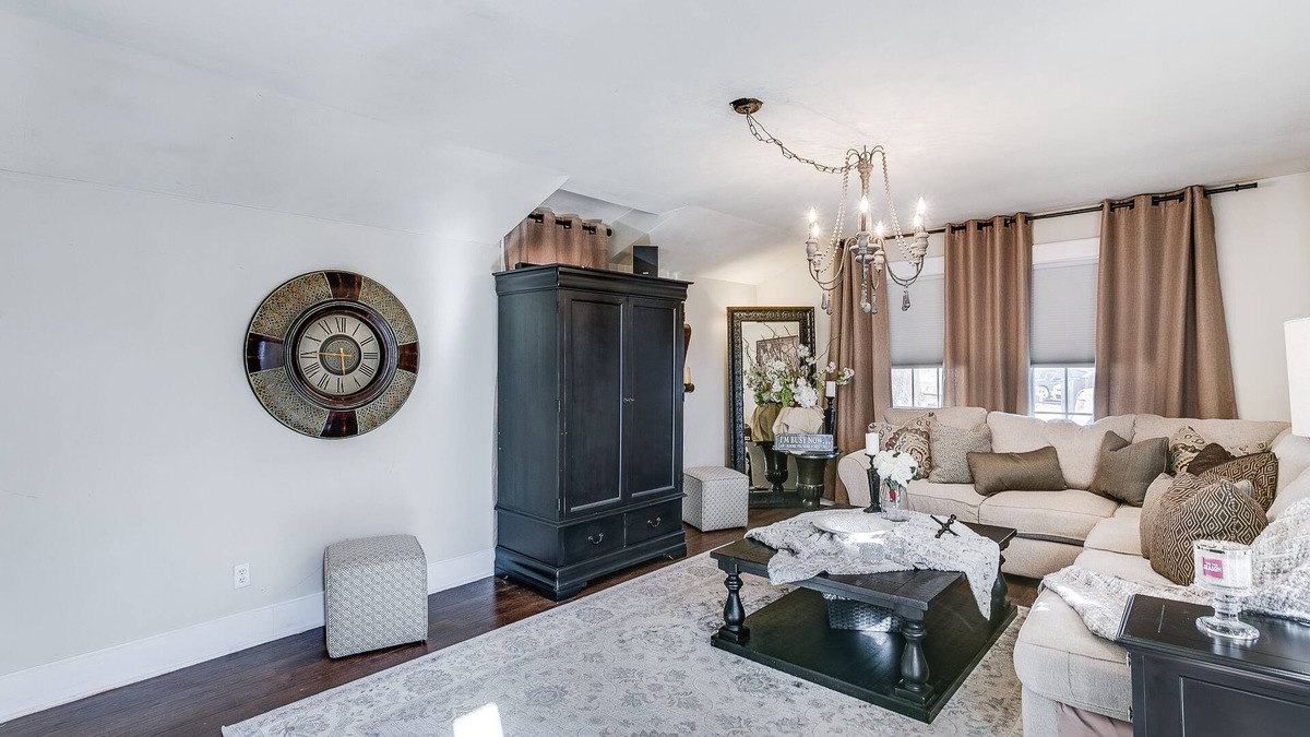 Wichita House | Close to airport and walking distance to restaurants and shopping