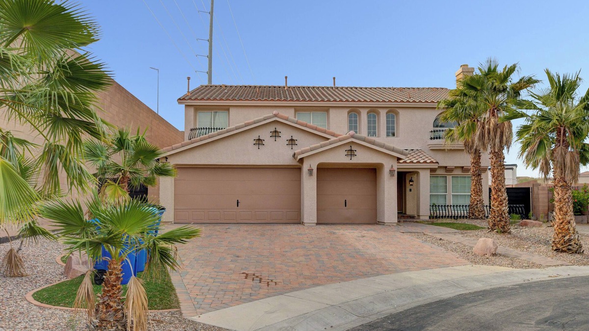 Enterprise House | Close to Airport, Stadium, and Strip. Villa with Amazing Pool and BBQ/Bar Area