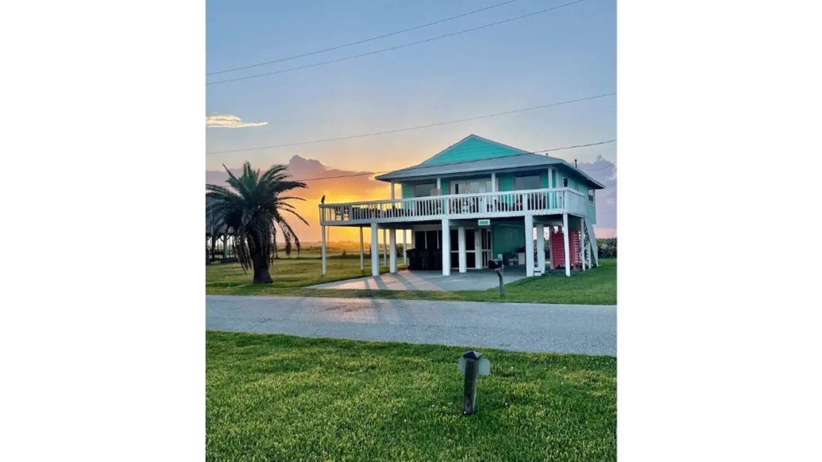 Bermuda Beach House | Close to All Things Beachy! Ocean View!