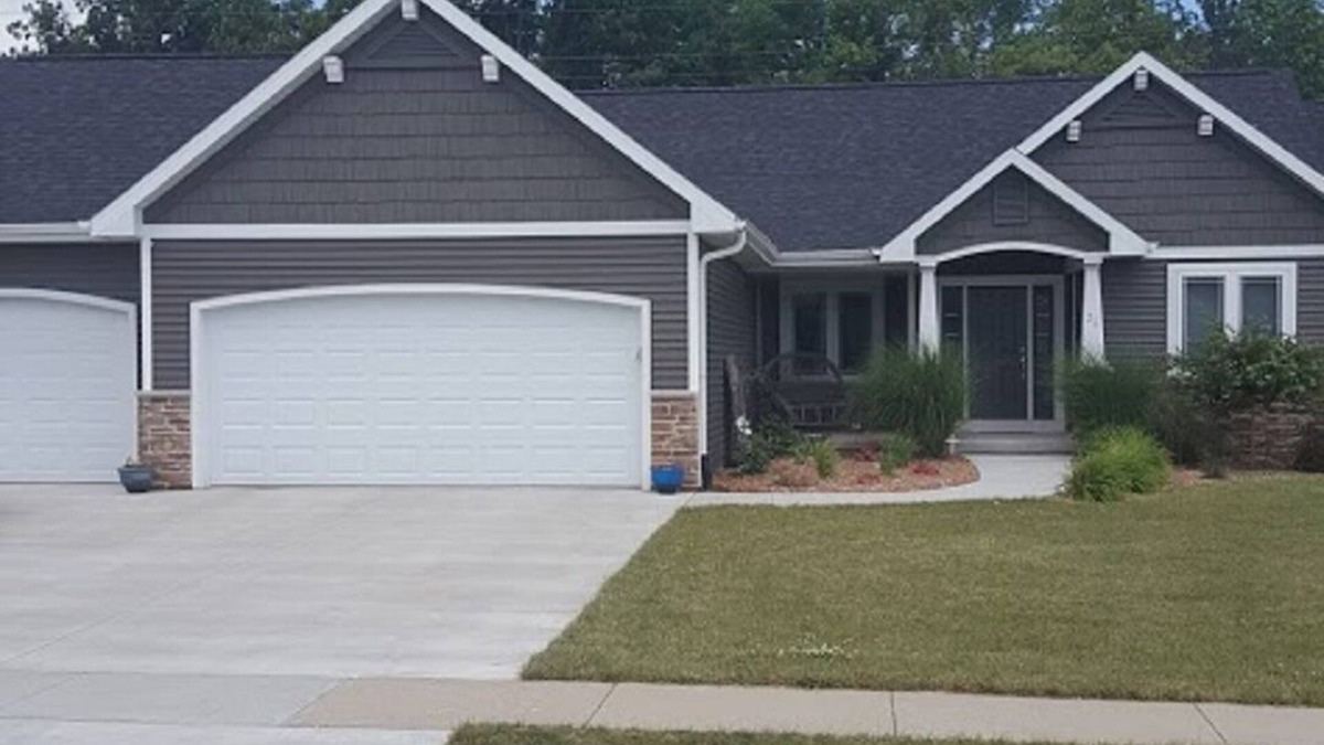 Waupun House | Close to Aquatic Center, Horicon Marsh, Wedding Venue, Easy Drive to EAA