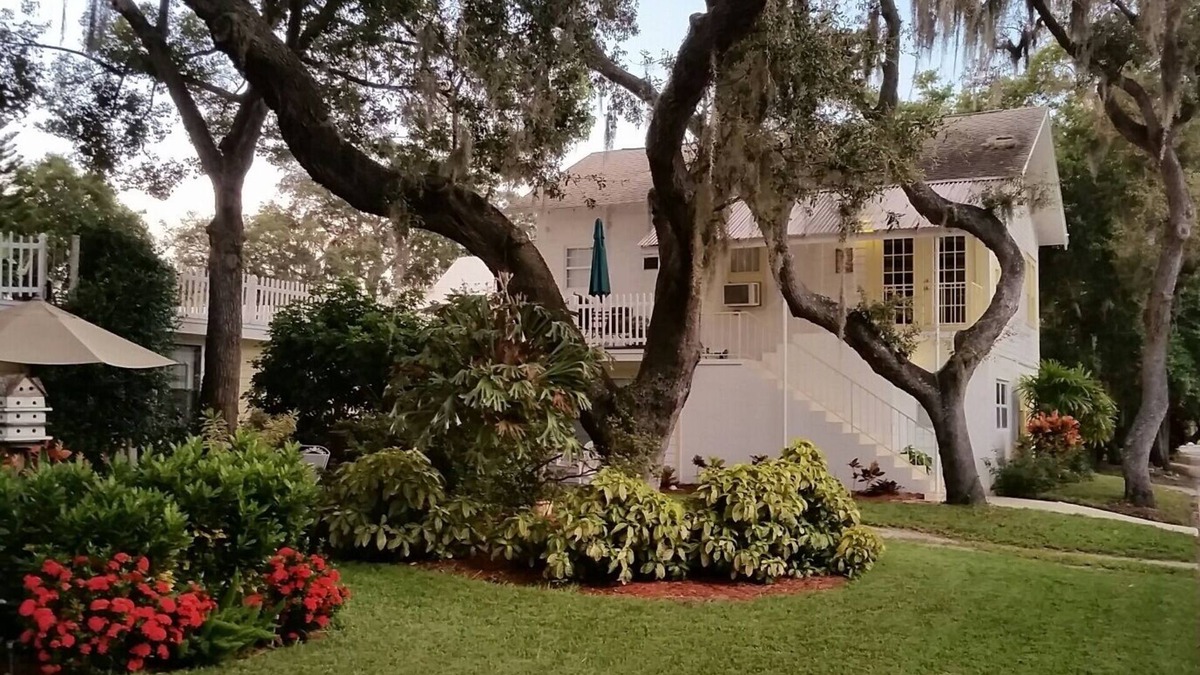 Tarpon Springs Apartment | Close to Beach and Tarpon Springs Sponge Docks. Cottage on Spring Bayou