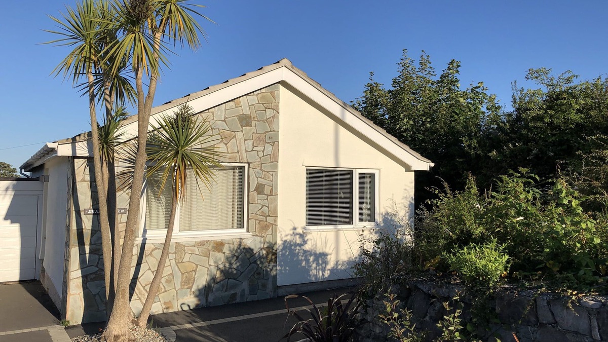 Moelfre House | Close to beach and coastal path with sea and mountain views. Pet friendly!