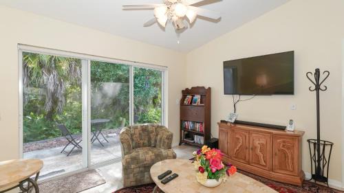 Park East Apartment | Close to Beaches, Downtown, Restaurants & Parks!