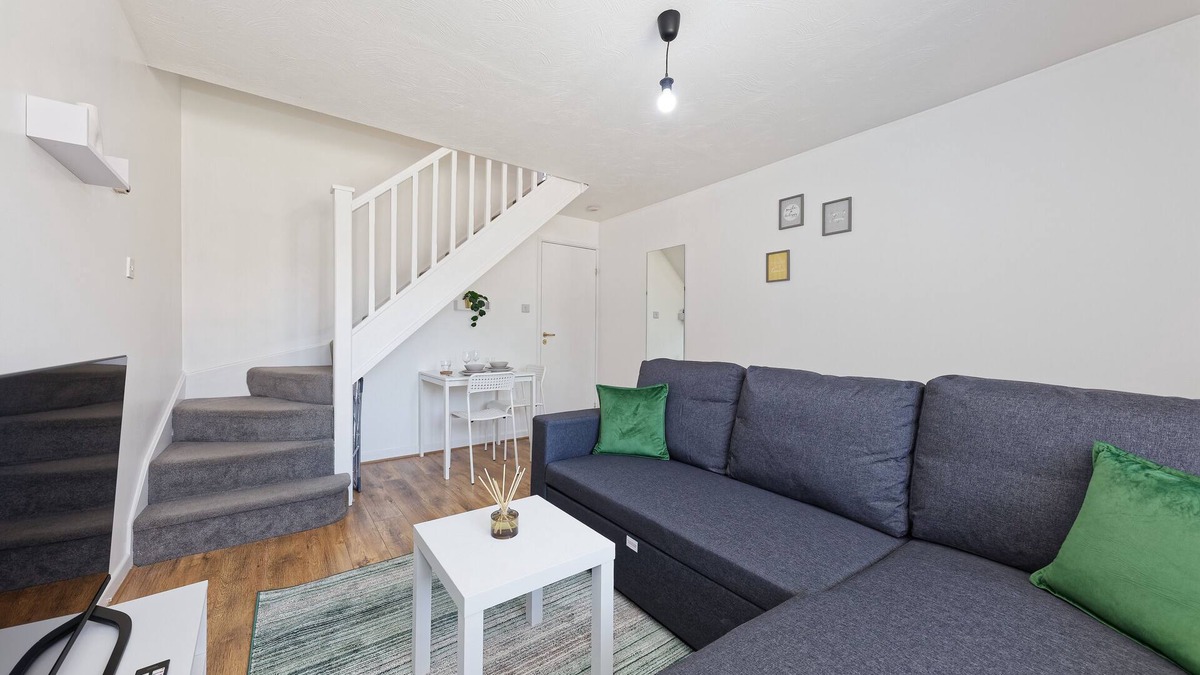 Greenhithe House | Close to Bluewater & Lakeside! Comfy, peaceful home in Kent w/Garden & Parking