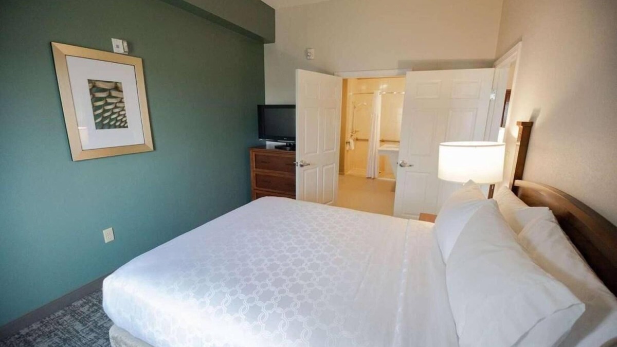 Highlands - Perkins Hotel | Close to BREC's Baton Rouge Zoo! W/Private Kitchen! Free Parking, Pool Onsite!