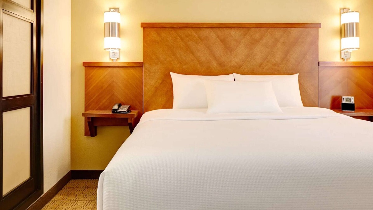 Austin Hotel | Close to Bull Creek District Park! Pets Allowed, Swimming Pool, Free Parking!