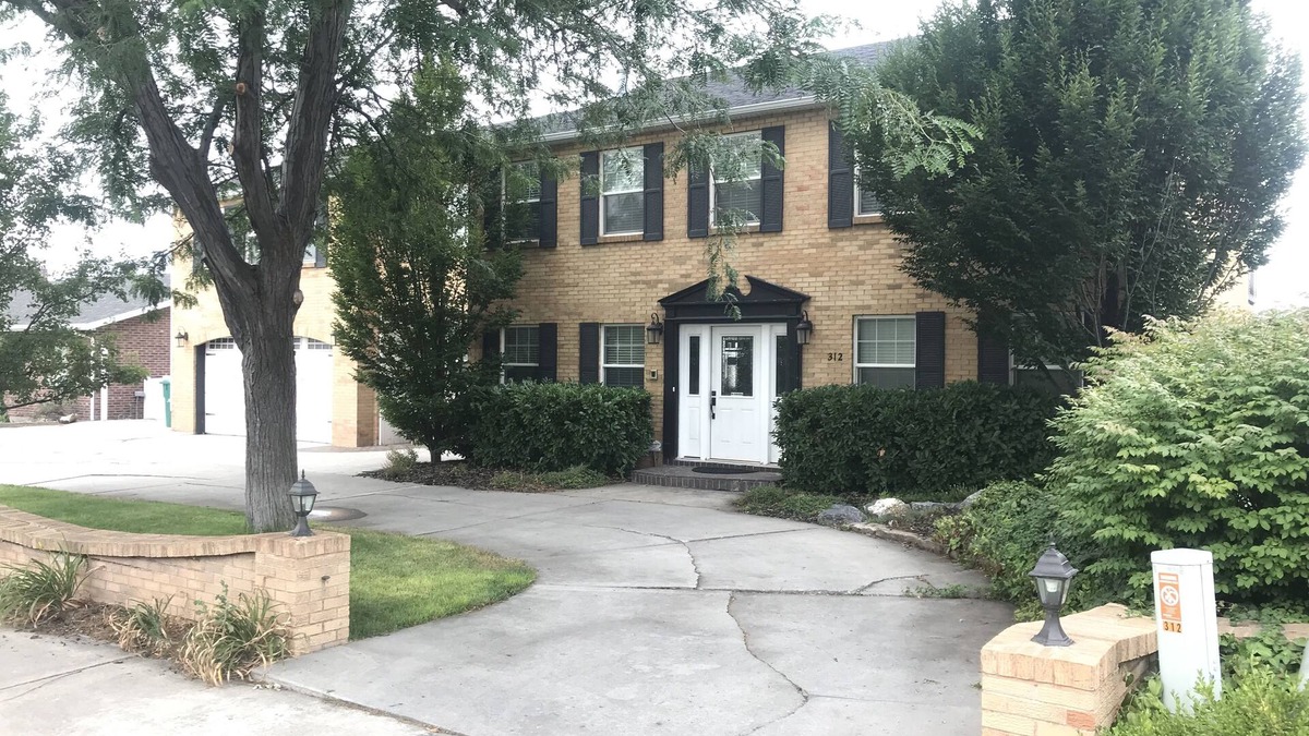 Orem North House | Close to BYU, MTC, UVU, TEMPLES - 6 bedroom-Theater-Piano-Steam Spa-Sport Court