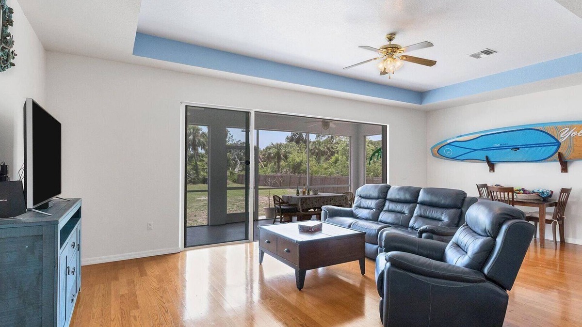 Laurel House | Close to Casey Key Nokomis Beach Pet Friendly Large Yard