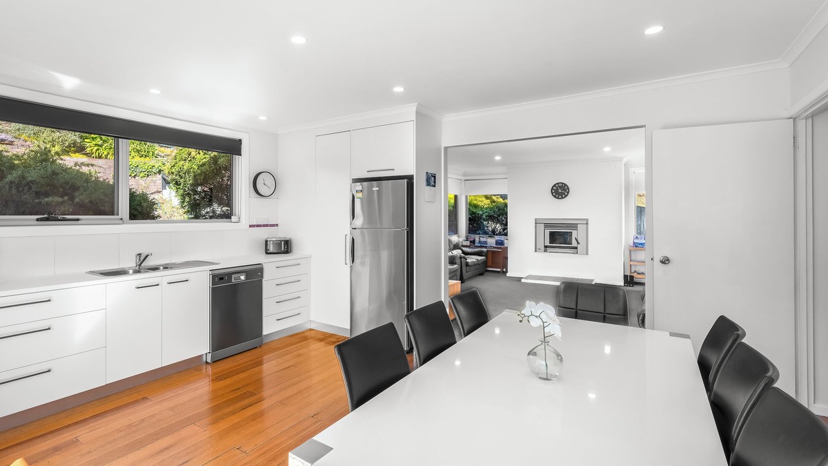 West Hobart House | Close to city, tranquil setting