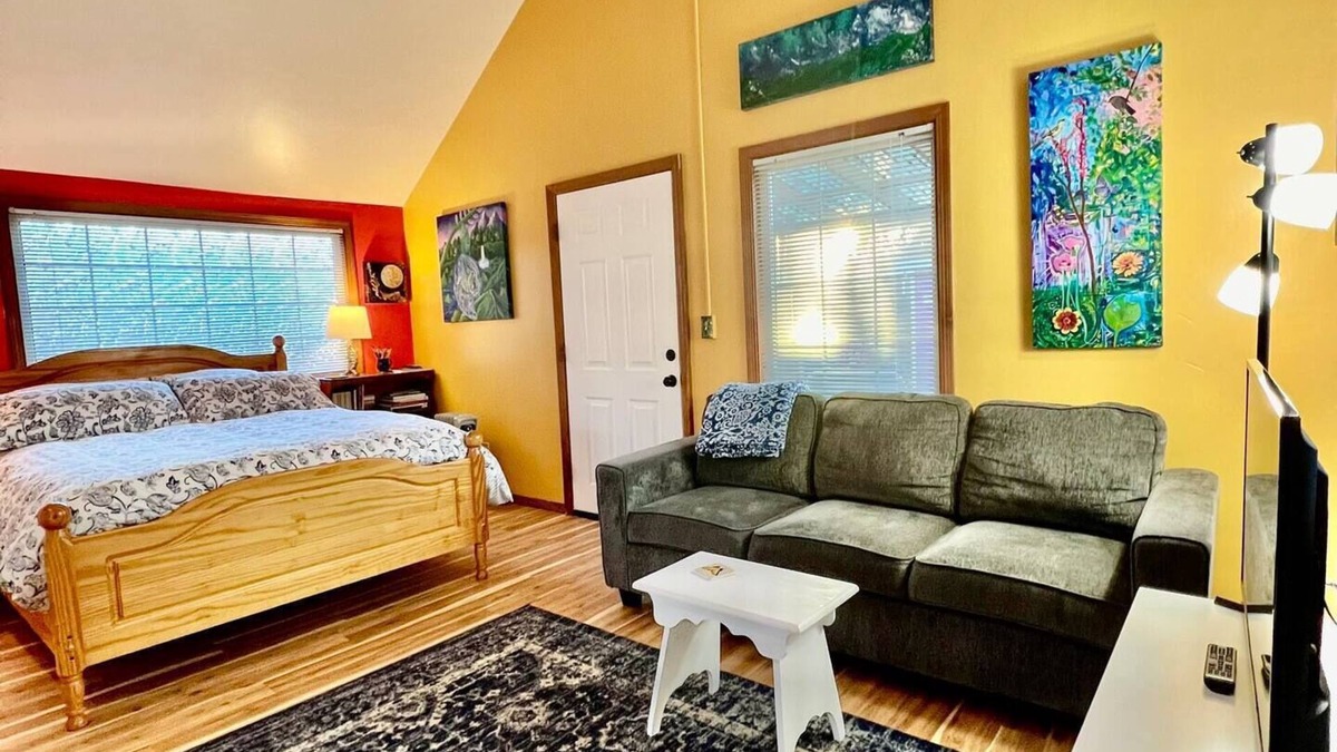 West Eugene Apartment | Close to Downtown! Arty & Cozy. Comfortable bed.
