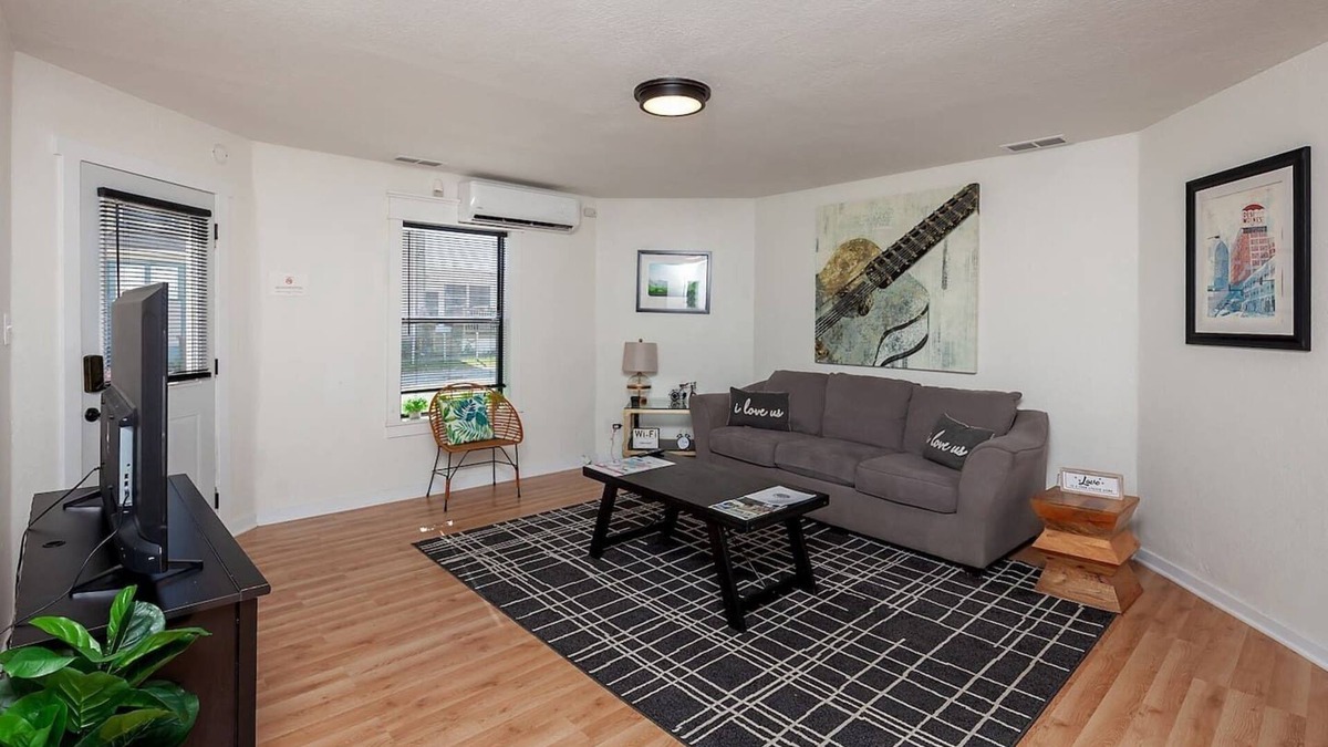 Des Moines House | Close to Downtown~Fun Backyard~Pet Friendly~2 BDRM