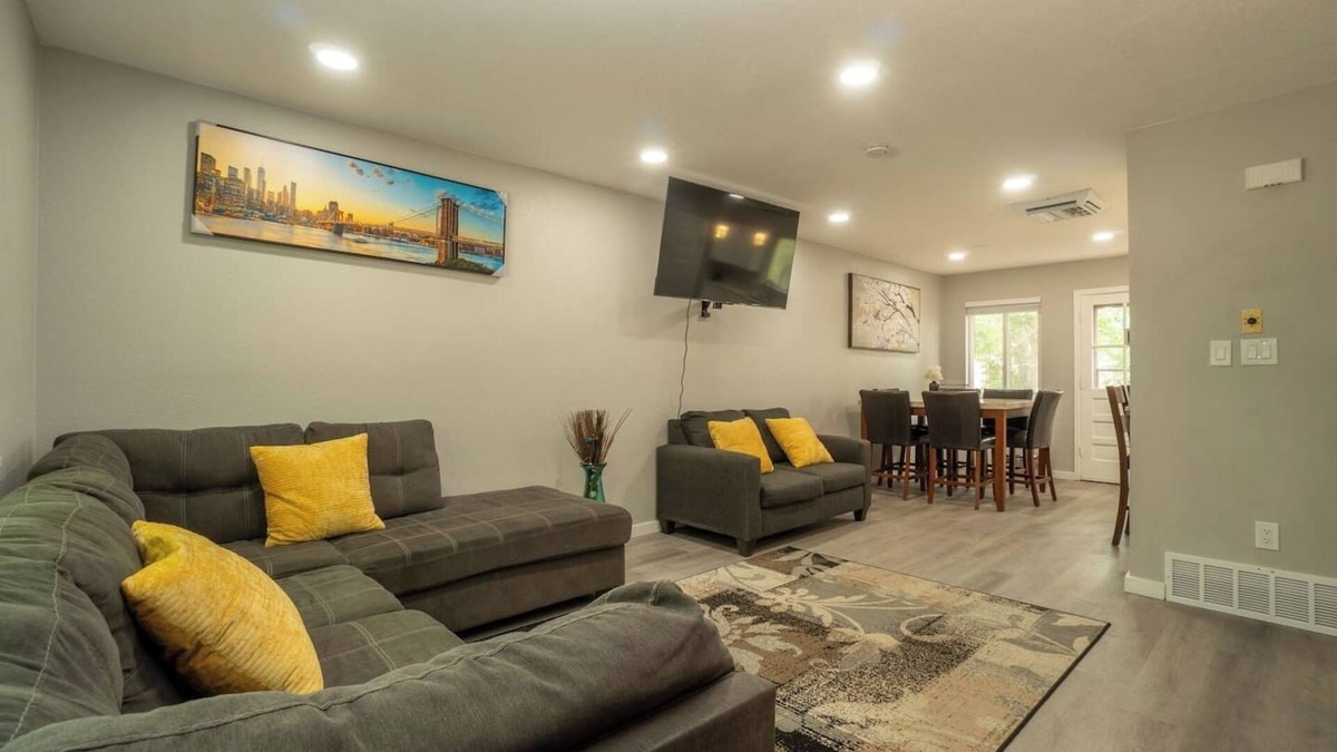Allendale Area House | Close to Downtown| Sleeps 8 | Private Backyard