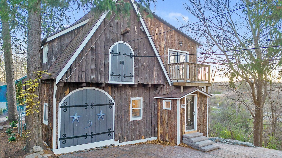 Fayetteville Cottage | Close to downtown and Syracuse University with fire pit!
