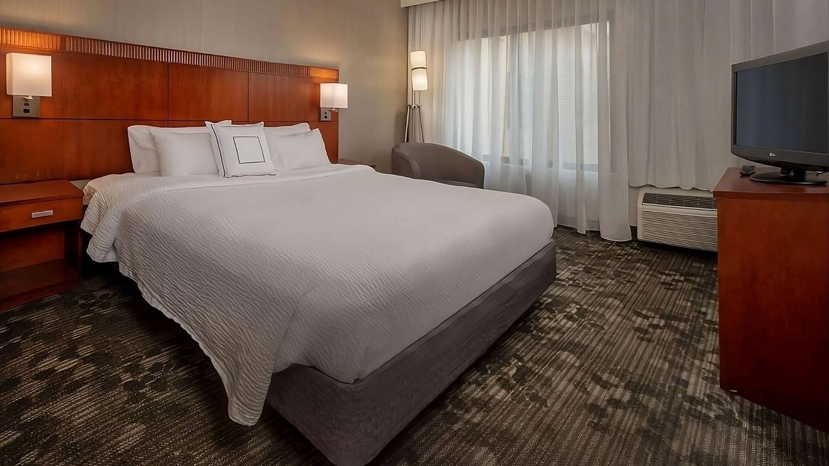 Newark Hotel | Close to Downtown Wilmington and the University of Delaware! FREE Parking, Pool!