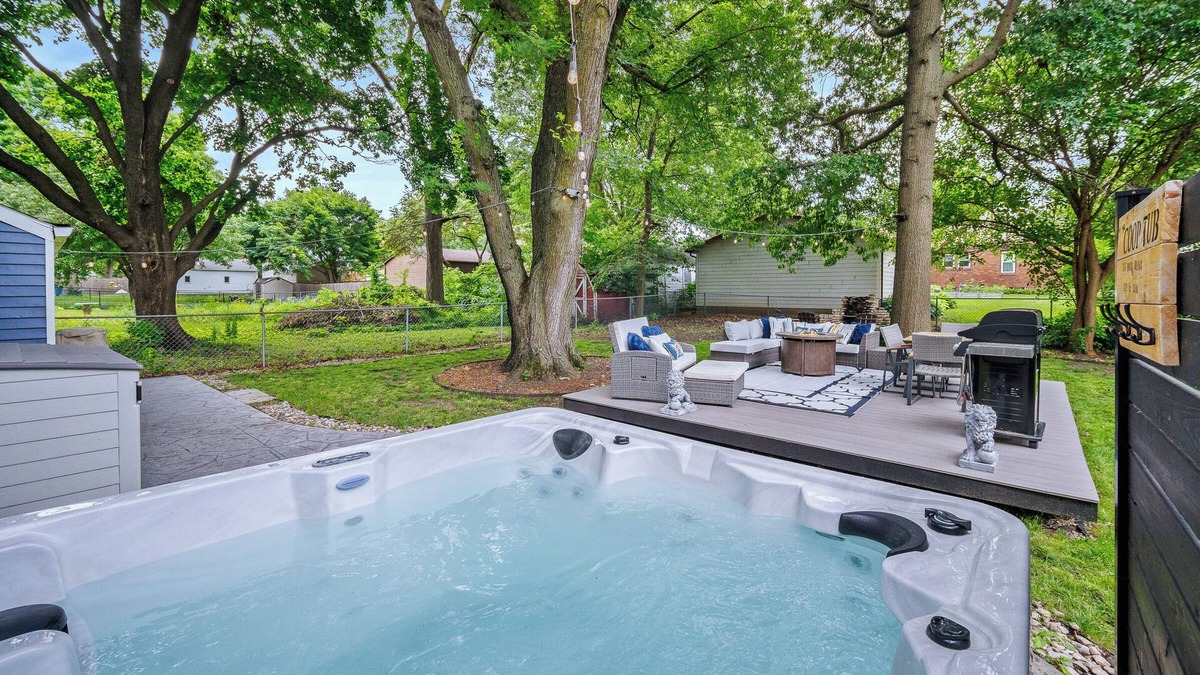 Waveland Park House | Close to Drake/Downtown - Filled With Amenities, Pet Friendly, Hot Tub, Theater!
