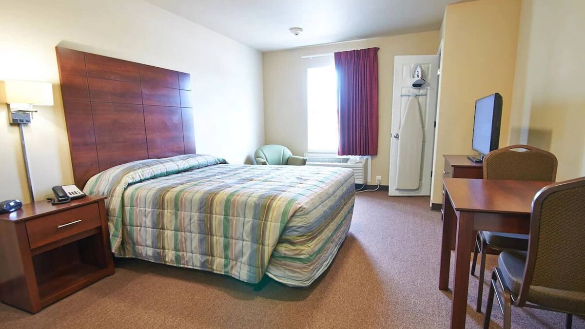 Pleasanton House | Close to Eagle Stadium! Pets are Welcome, Comes w/ Free Parking!