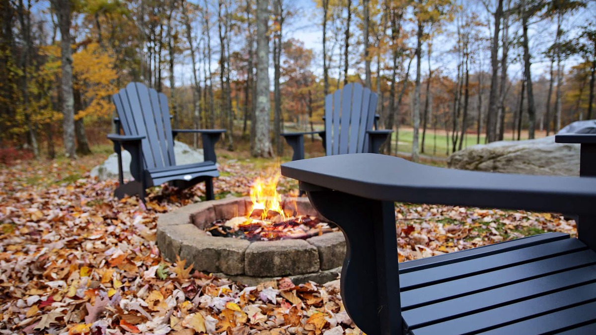 McHenry House | Close to everything!~GAME ROOM~FIRE PIT & HOT TUB~Dogs OK! Lake Access & Dock!