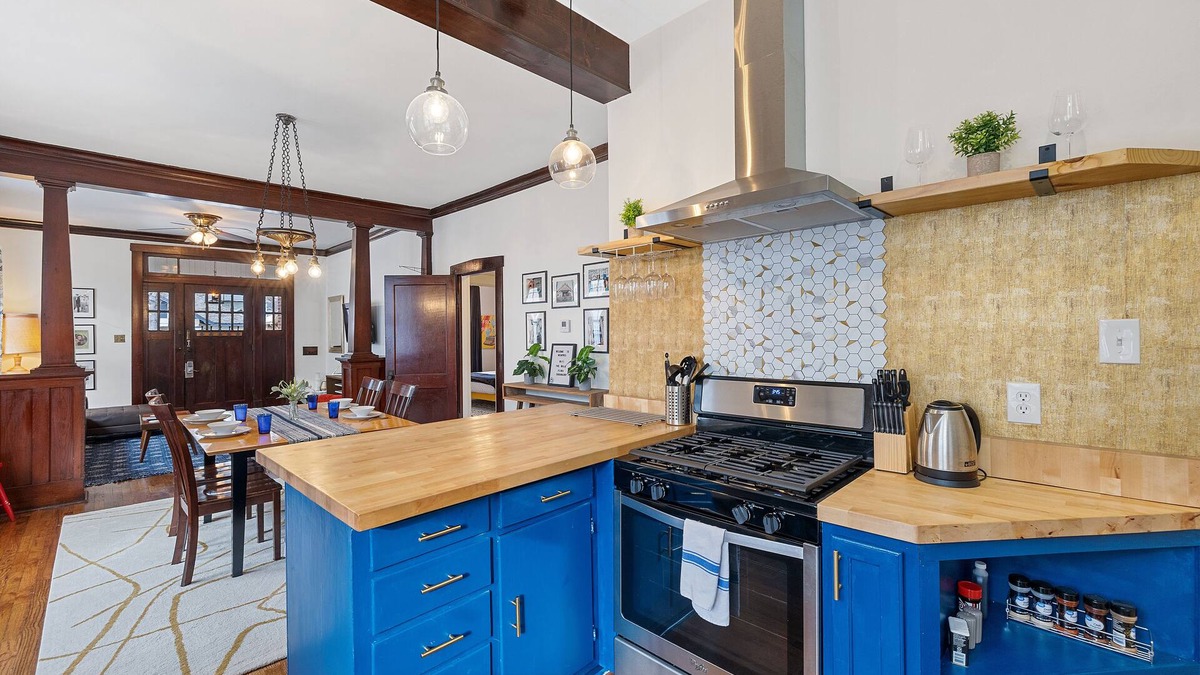Cooper-Young Historic District House | CLOSE TO EVERYTHING! Midtown Charmer with Pop! of Style and Room for 8