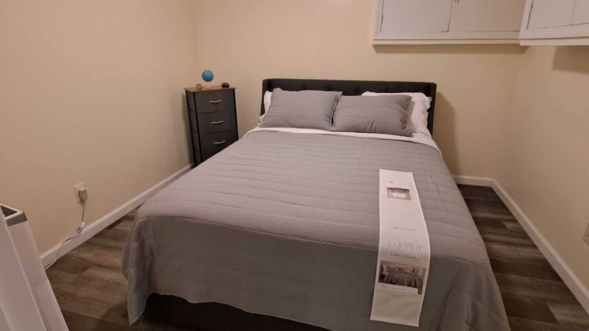 Edenwald Apartment | Close to everything NYC. A bus ride, subway, movie Centre, and shopping mall.