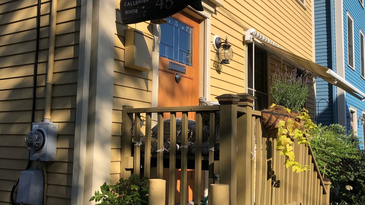 Off Broadway Apartment | CLOSE to everything/Private Bath!