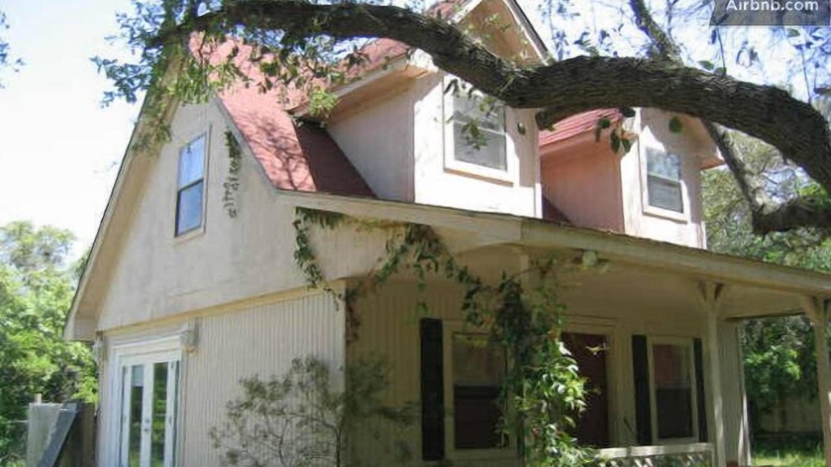 Manchaca Cottage | Close to F1, Austin360 Amphitheater, ACL, SXSW - pet friendly retreat
