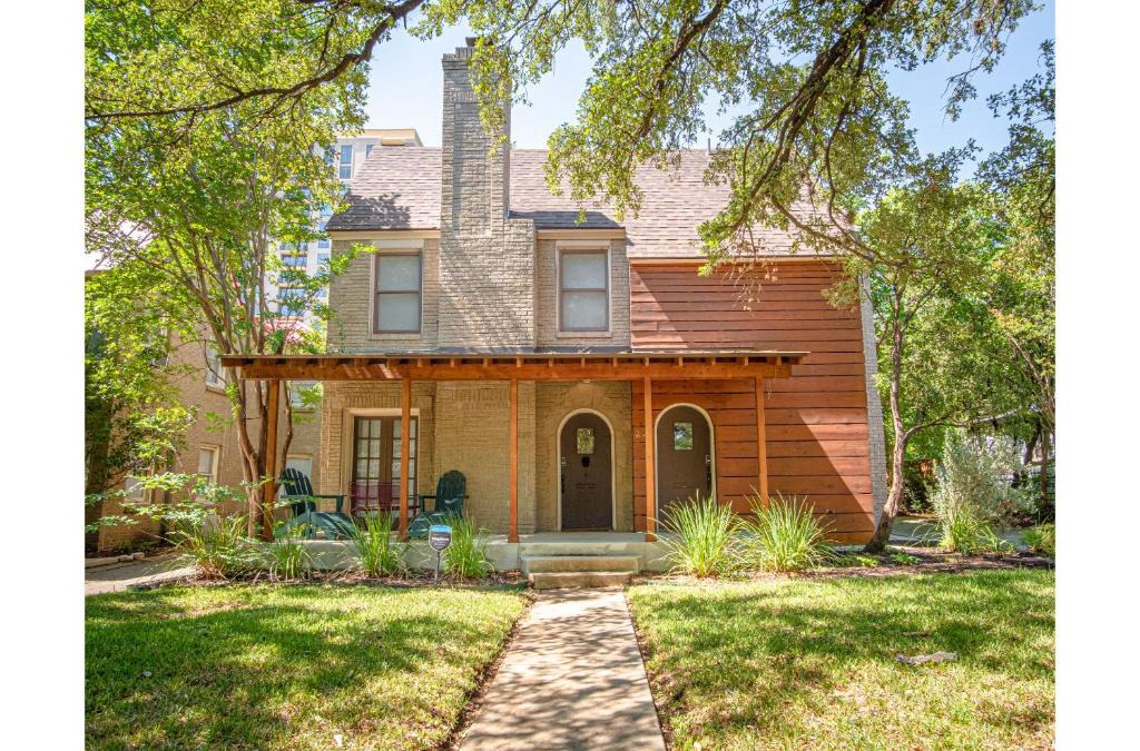 Mahncke Park House | Close to Famous Attractions with Hot Tub and Fire Pit