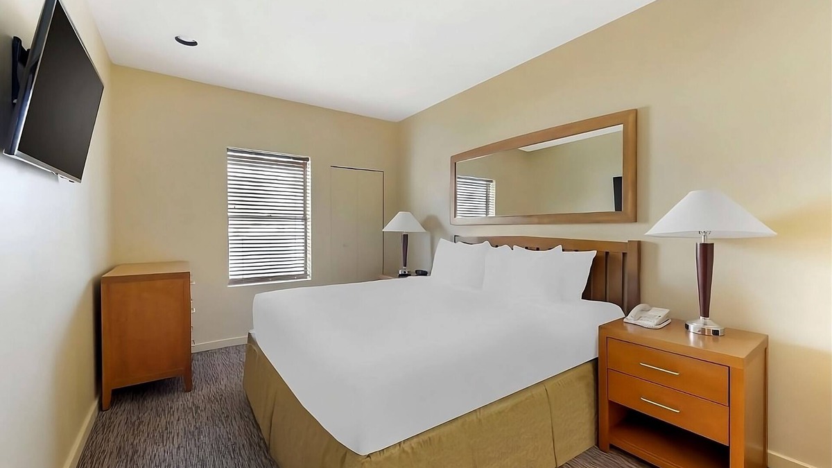 Enterprise Hotel | Close to Flamingo Wildlife Habitat! Las Vegas Attraction Access! Onsite Pool