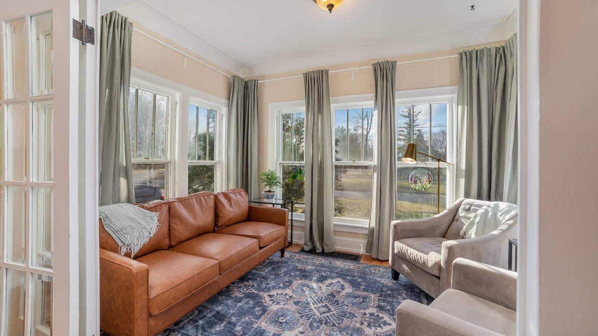 Essexville House | Close to Frankenmuth! Hot Tub, Fireplace, W/D,114Mbps Internet, Self Check-In