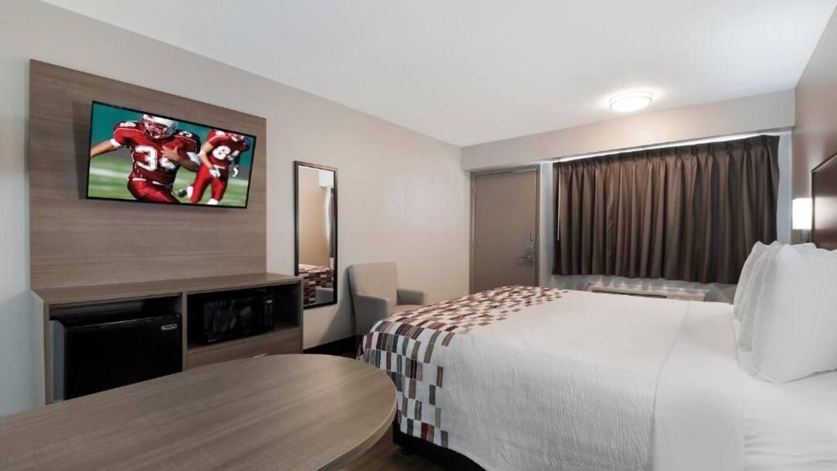 Twin Brook Hotel | Close to Hamilton Place Mall | 2 Budget Friendly Rooms | Pets are Allowed