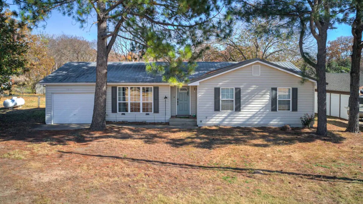 Checotah House | Close to Lake Eufala with a private firepit and covered back deck