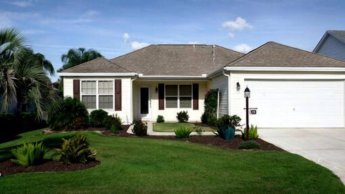Sabal Chase House | CLOSE TO LAKE SUMTER SQUARE! Sm Dog Friendly, GAS GOLF CART & BBQ Included!