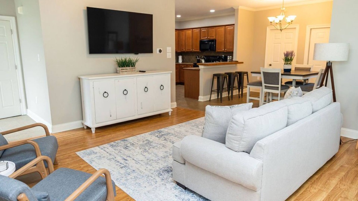 Highlands - Perkins Condo | Close to LSU and Hospitals - King Beds & Pool