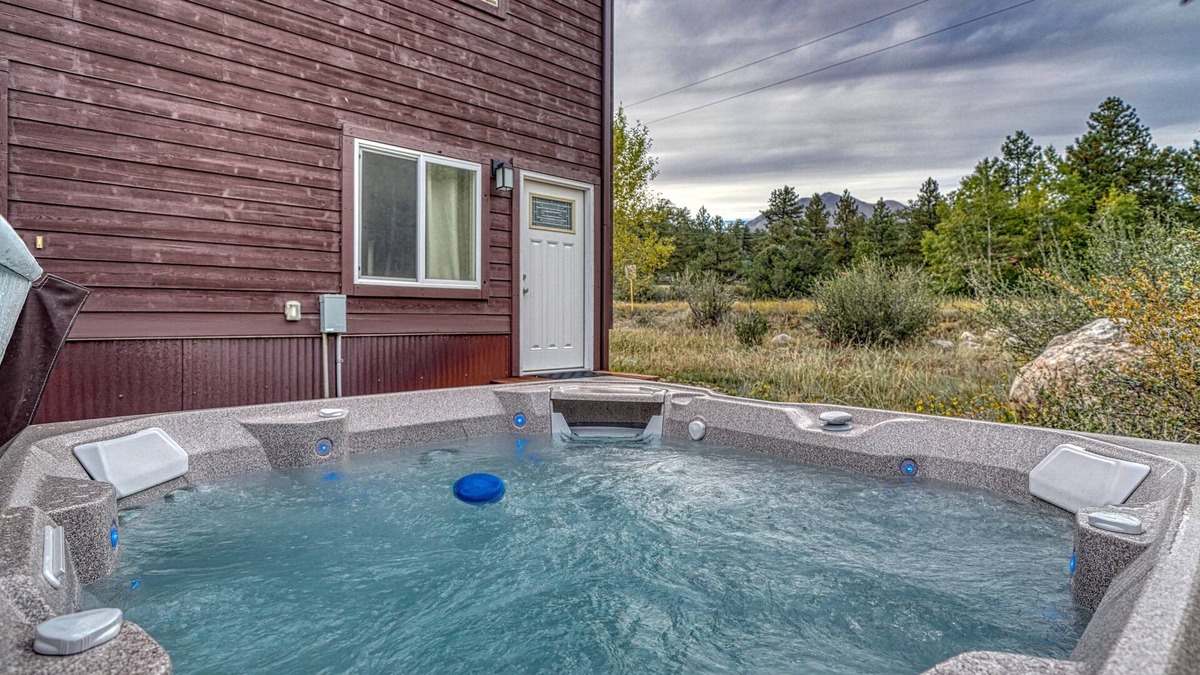 Whitepine Cabin | Close to Monarch and Salida with Mountain Views from the Hot Tub