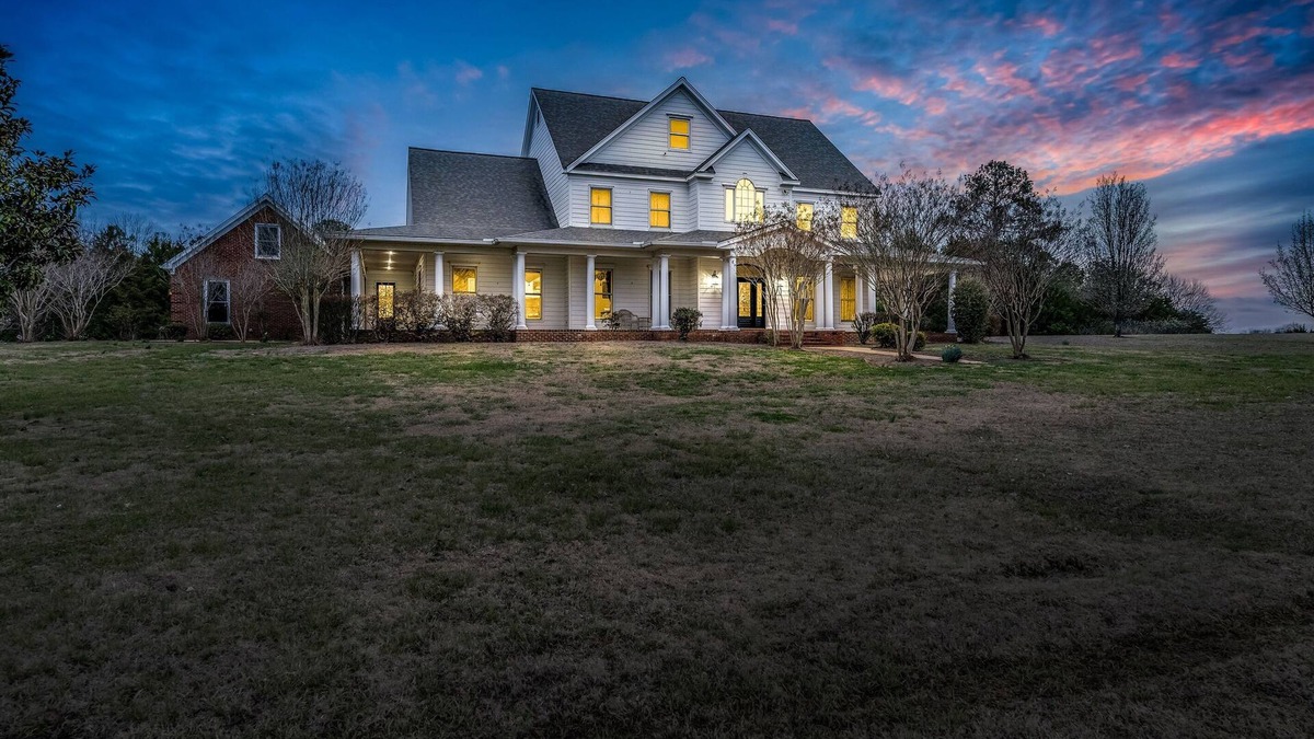 Mayhew House | Close to MSU | Spacious | Grill Deck