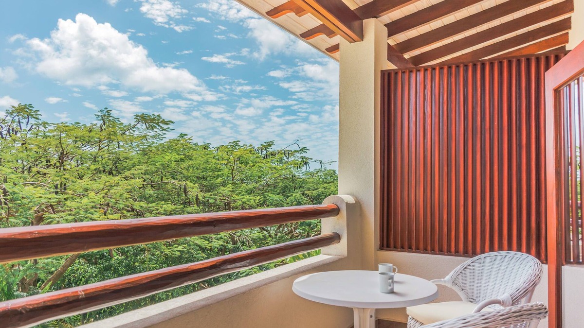 Maynards Hotel | Close to Mullins Beach and Animal Flower Cave! Outdoor Pools, Parking!