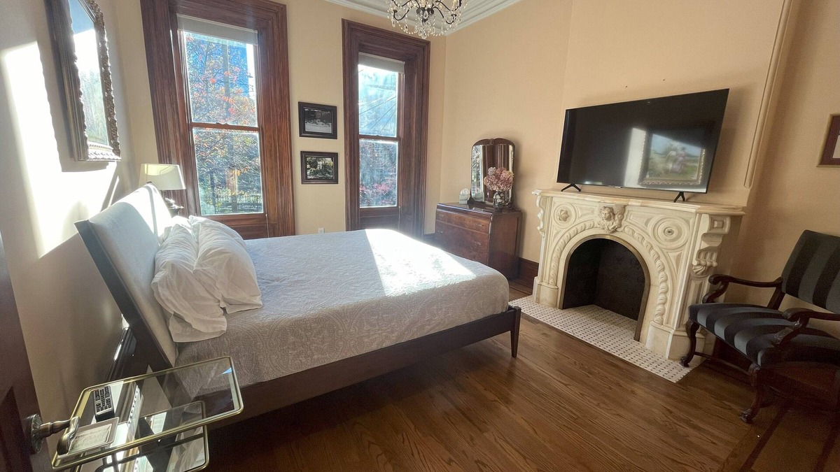 Downtown Jersey City Apartment | Close to NYC in Historic Brownstone