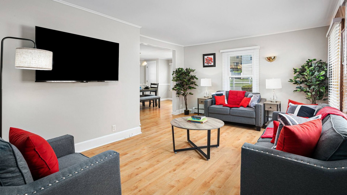 White Plains House | Close to NYC-Walk to Train-Private 3BR House-Driveway Parking-White Plains Area