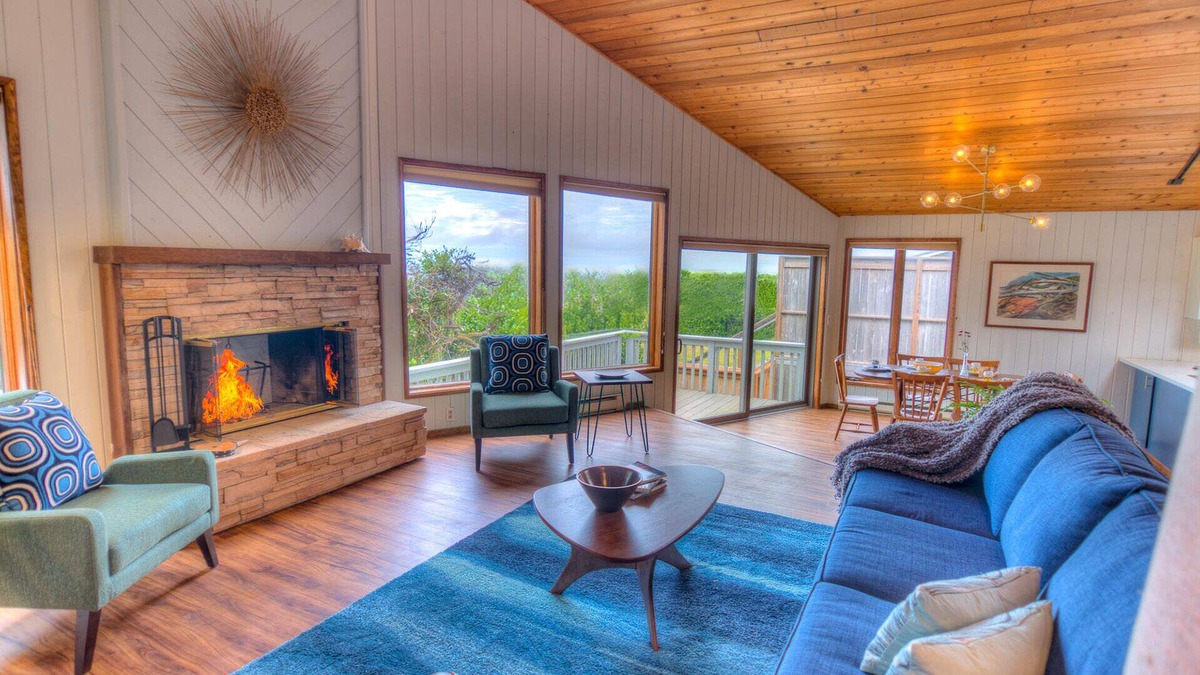 Waldport House | Close to Ocean!, Hot tub and Miles of Sandy Beach!