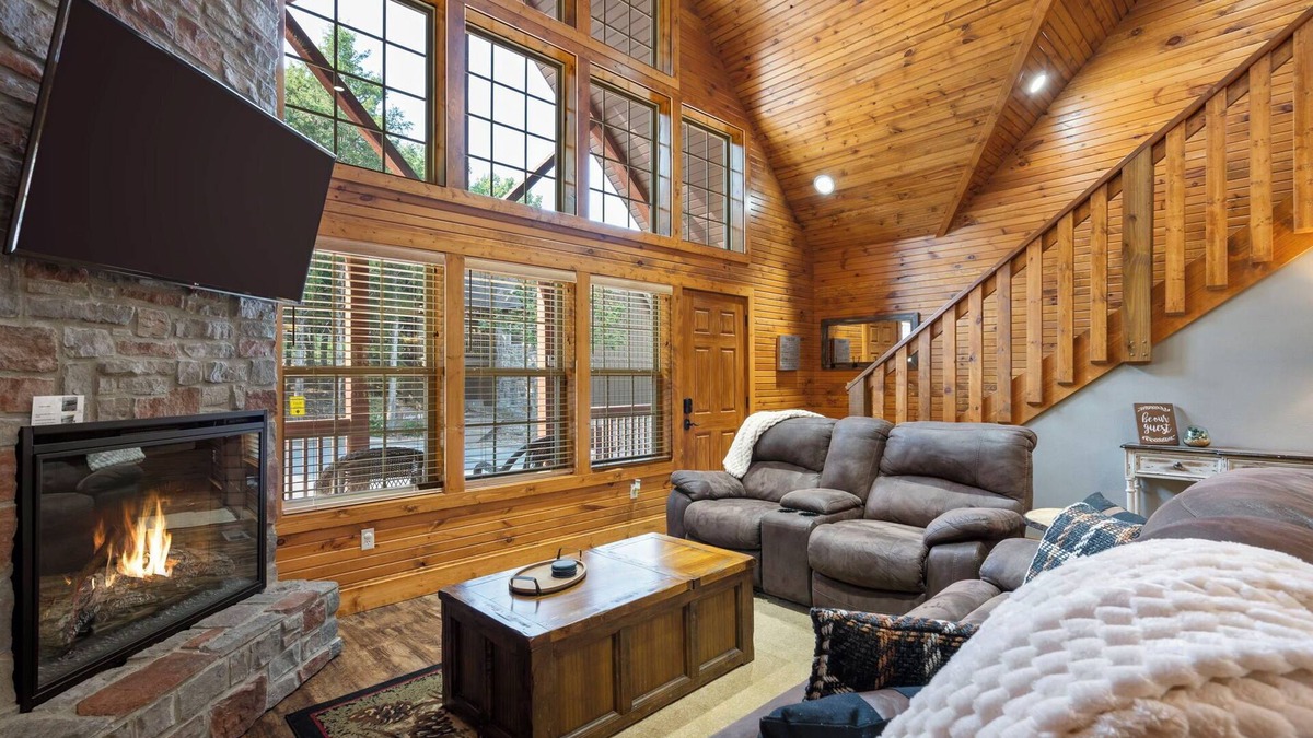 Reeds Spring House | Close to Outdoor Pool, Jetted Tub, Rustic Lodge!