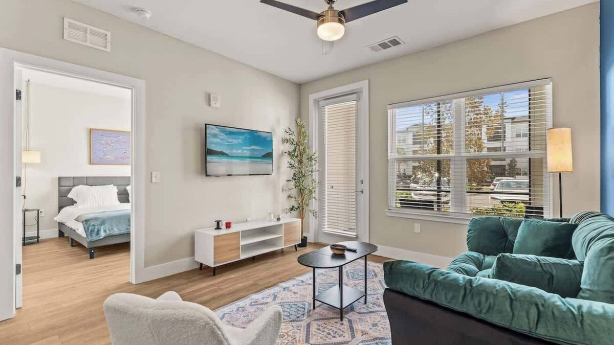 Southeast Orlando Apartment | Close to Parks King apt | Pool | Gym |Pets allowed