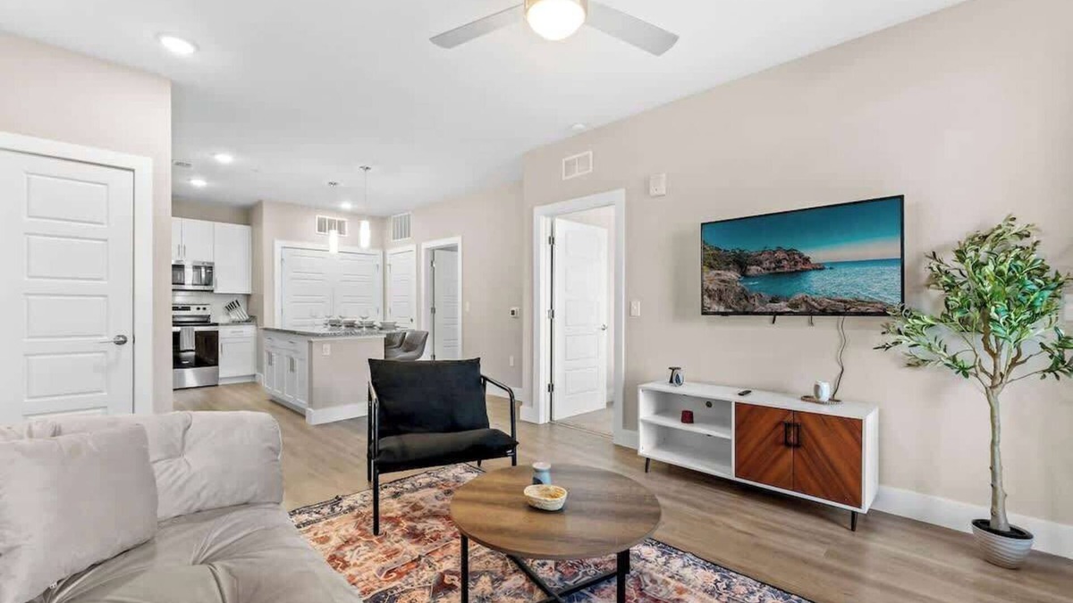 Southeast Orlando Apartment | Close to Parks Retreat with KingBed & Pet-Friendly