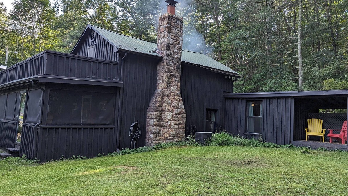 Petersburg Cabin | Close to Penn State & Whipple's Dam - Pet Friendly!