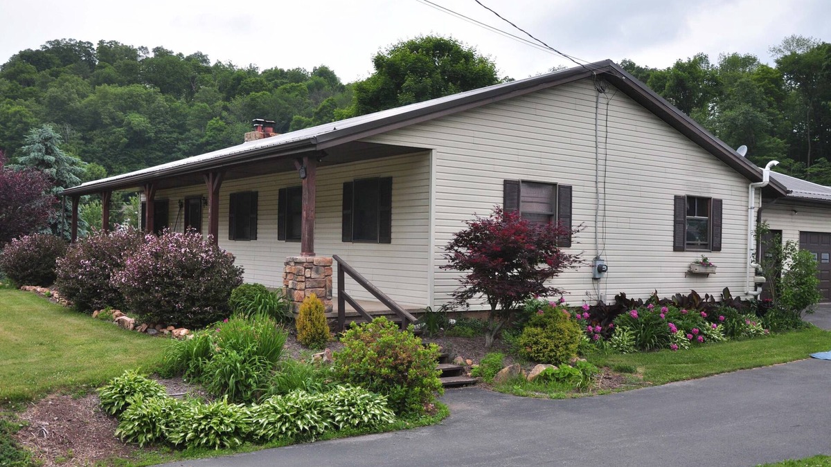 Spruce Creek House | Close To Penn State, Grier School, Juniata College, Raystown Lake, Tussey Mtn