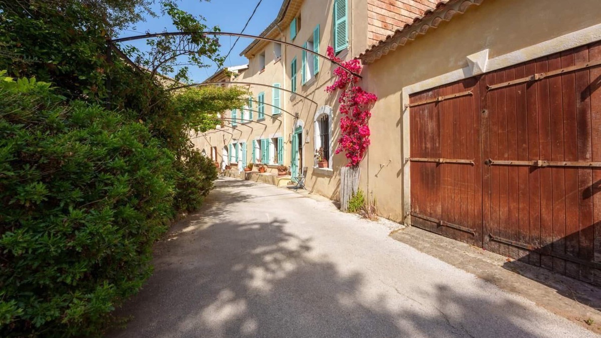 Six-Fours-les-Plages Apartment | close to SANARY accommodation in the " Bastide", with terrace 20m², near the sea