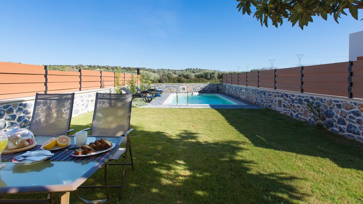 Houdetsi Villa | Close to Sandy Beach & Walking distance to Amenities